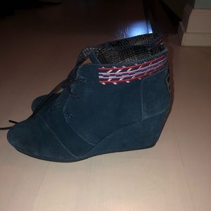 Tom’s Suede Wedge